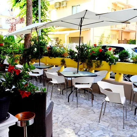 In Guest - New Cirene Big Quadruple 4 People With Breakfast Rímini